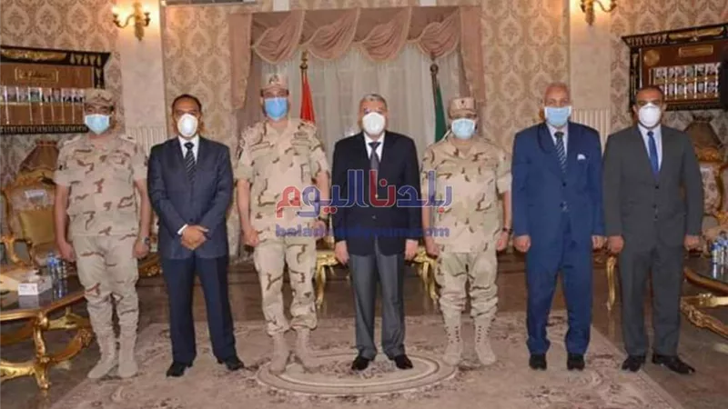 محافظ المنيا يكرم قائد قوات التأمين لانتهاء فترة عمله