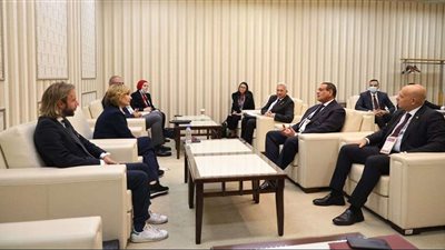 وزير التنمية المحلية يبحث مع منظمة المدن والحكومات العالمية تعزيز دور المجتمعات المحلية