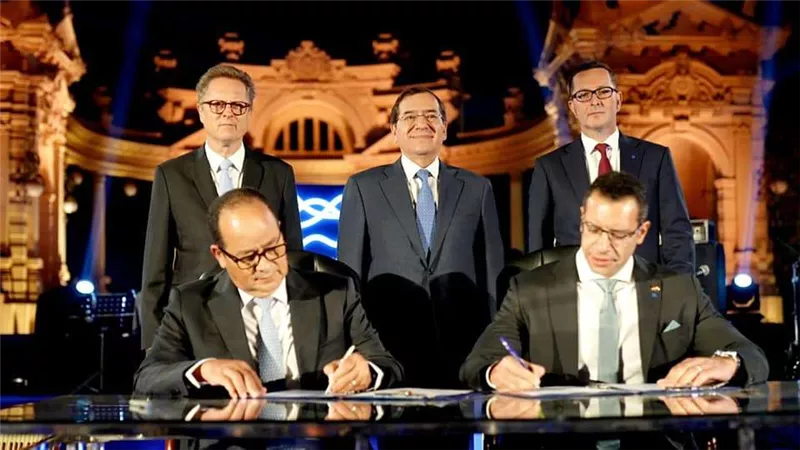 طارق الملا يشهد توقيع خطاب نوايا للتعاون بين 