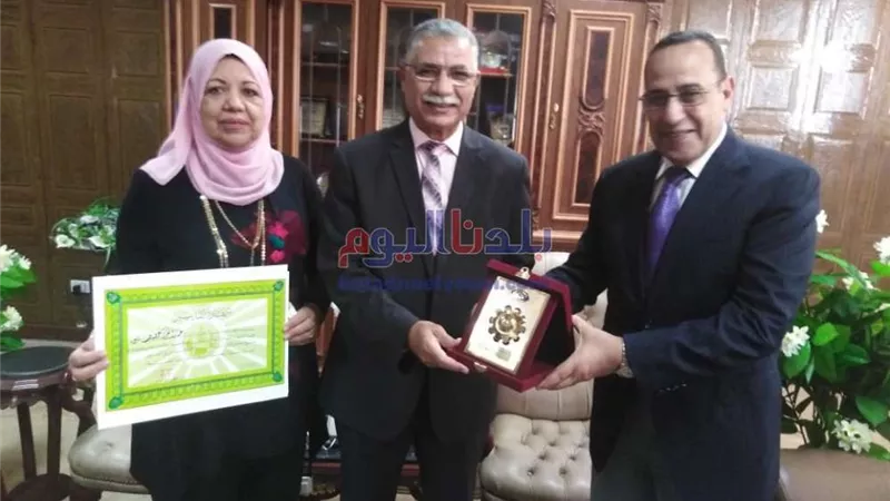محافظ شمال سيناء يكرم وكيل وزارة التربية والتعليم بمناسبة إحالته للمعاش
