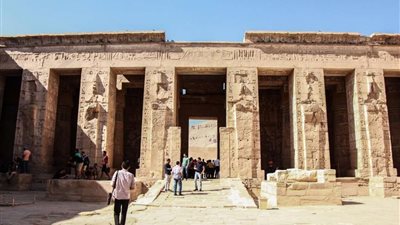 بعد إغلاقها 100 يوم.. بدء توافد السائحين على معابد الأقصر