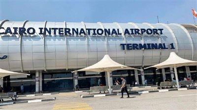 ضبط 13 آيفون مهربين مع راكب في مطار القاهرة