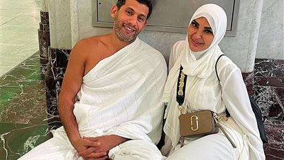 نبدأها بطاعة.. أحدث ظهور لسالي عبد السلام وزوجها من العمرة