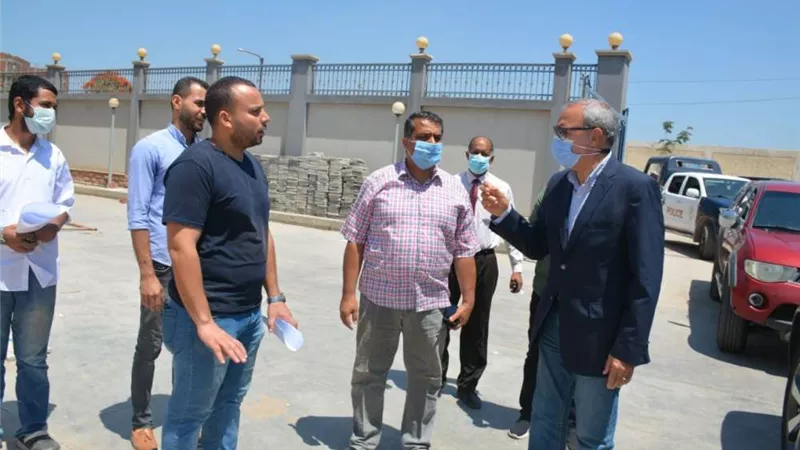 محافظ القليوبية يتفقد مستشفى كفر شكر ويشن حملة على منطقة كباري بنها