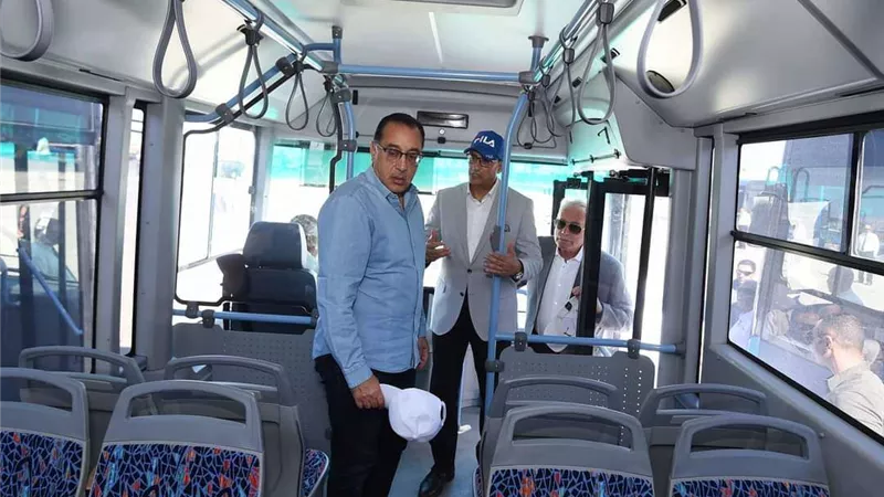 مدبولي يتفقد 24 موقفا ذكيا للحافلات الكهربائية والدفع إلكتروني بجنوب سيناء