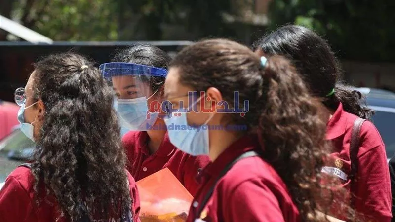 بالصور.. دخول طلاب الثانوية العامة لجان الامتحانات بكآفة مدارس الدقي