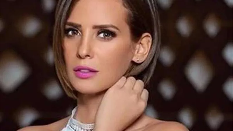 إيمان العاصي تكشف بوستر شخصيتها بالعمدة