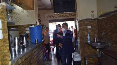 محافظ المنيا يغلق إحدى المقاهي لعدم الالتزام بتطبيق الإجراءات الاحترازية