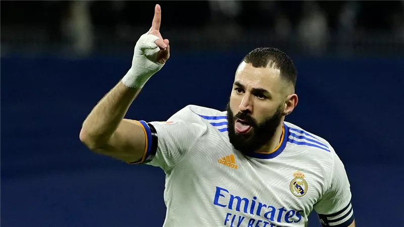 من الكلاسيكو لباريس.. بنزيما يترقب حفل الكرة الذهبية