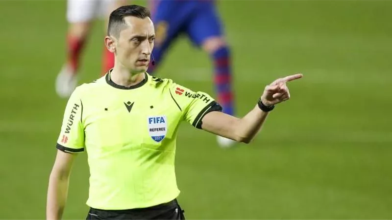 وش السعد على برشلونة.. معلومات هامة عن حكم مباراة كلاسيكو الأرض