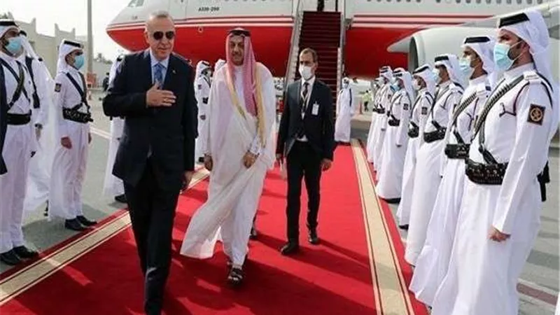 إهانة لنظام تميم.. أردوغان يسبق وزير الدفاع القطري ويتلقى التحية العسكرية