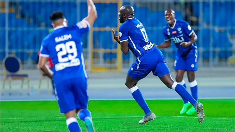 أمير سعيود يضع الهلال في مأزق ويسجل هدف التعادل للطائي