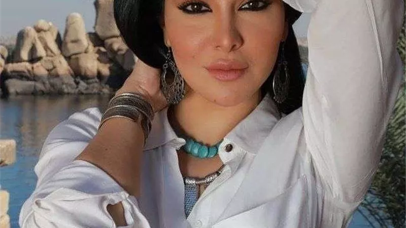 مريهان حسين تودع أجواء الصيف بإطلالة من أمام البحر