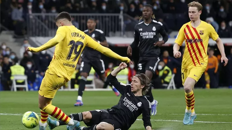 غيابات ريال مدريد وبرشلونة في كلاسيكو اليوم