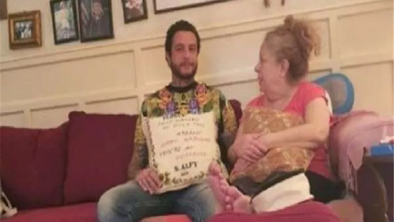 شاهد.. أحدث ظهور لـ سمية الألفي برفقة نجلها أحمد الفيشاوي