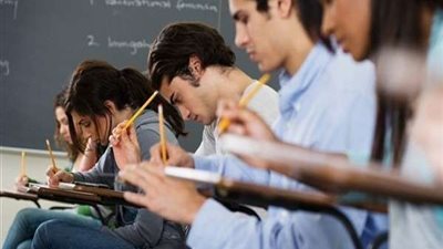 برلماني يطالب بعدم زيارة المصروفات الدراسية بالمدارس والجامعات العام المقبل