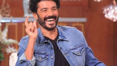 برفقة نجله.. شاهد أحدث ظهور للفنان خالد النبوي