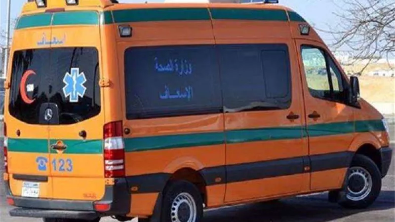 الدفع بسيارات إسعاف لنقل مصابي حادث تصادم بين سيارتين بمركز أبوتشت