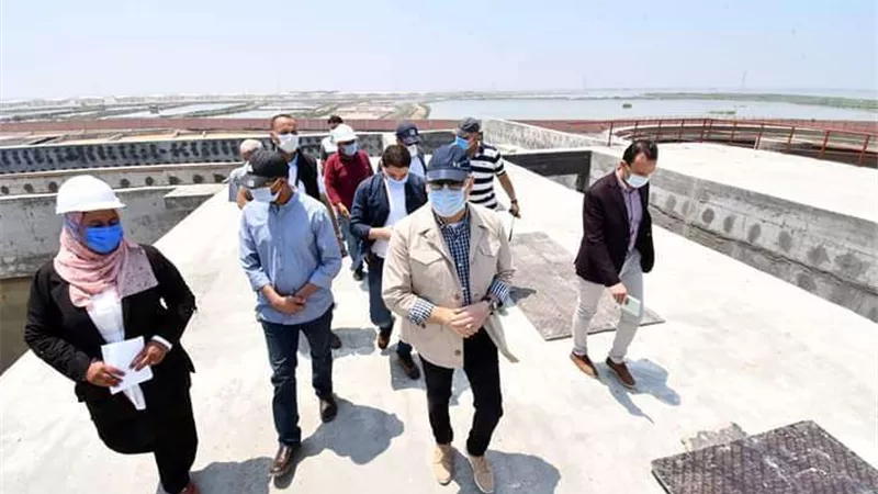وزير الإسكان يتفقد محطة معالجة صرف صحي وصناعي 