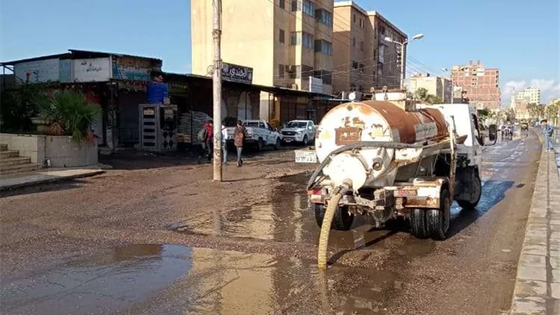 رفع مياه الأمطار من شوارع بلطيم