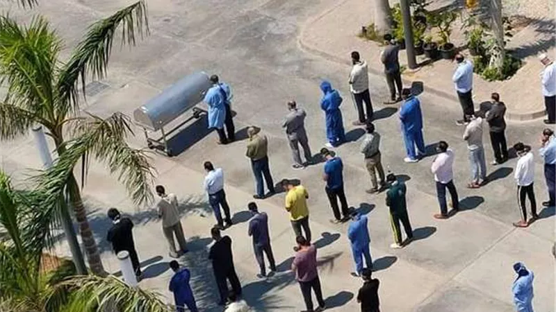 أطباء وتمريض مستشفى الخليفة يؤدون صلاة الجنازة على رجاء الجداوي 