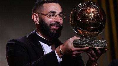 كيف علقت الصحف الأوروبية على تتويج بنزيما بالكرة الذهبية؟