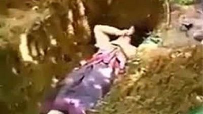 بعد زواج 5 أشهر.. زوج يقتل زوجته خنقًا ويدفنها أمام المنزل