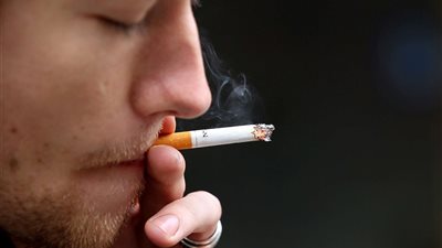 ضبط 3 أشخاص بينهم طفل لتدخينهم سيجارة تحتوي على مادة مخدرة