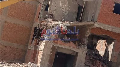 إزالة مبنى مكون من 4 طوابق وآخر من بدروم وأرضي بدون ترخيص في بني سويف.. صور