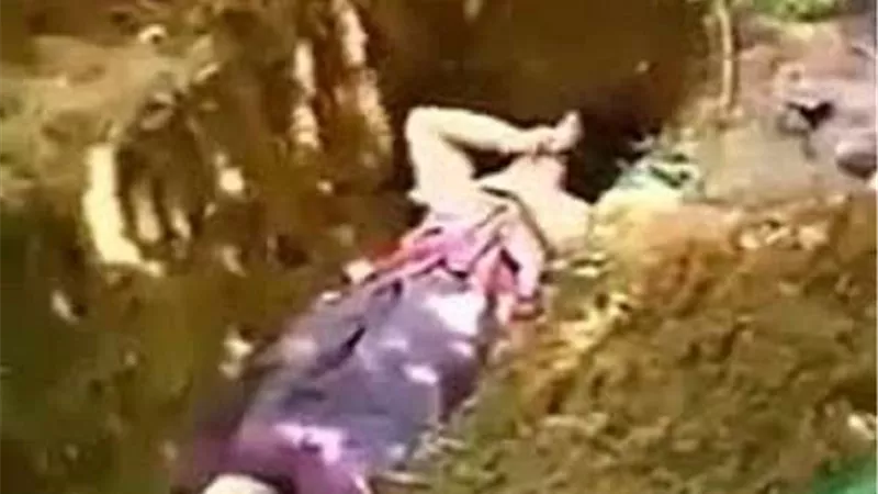 بعد زواج 5 أشهر.. زوج يقتل زوجته خنقًا ويدفنها أمام المنزل