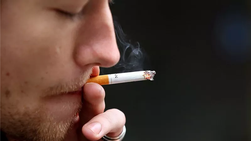 ضبط 3 أشخاص بينهم طفل لتدخينهم سيجارة تحتوي على مادة مخدرة