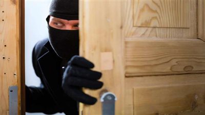 حبس نجل حارس عقار لسرقته 50 ألف جنيه من داخل شقة بالهرم