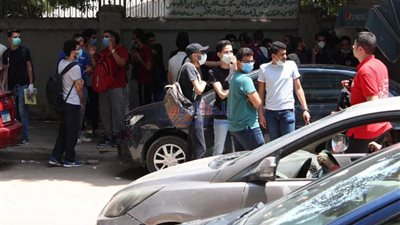 بالصور.. تباين ردود أفعال الطلاب حول امتحاني الفيزياء والتاريخ