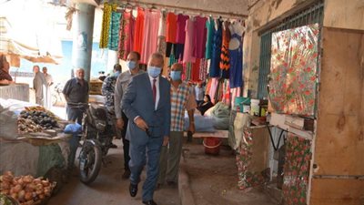 محافظ القليوبية يتفقد سوق الخضر والفاكهة في بنها