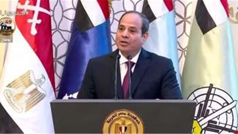 السيسي: ربنا يجعل في مجمع مصانع الرمال السوداء خيرا كثيرا