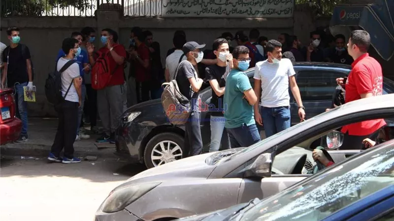 بالصور.. تباين ردود أفعال الطلاب حول امتحاني الفيزياء والتاريخ