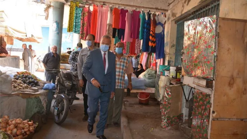 محافظ القليوبية يتفقد سوق الخضر والفاكهة في بنها