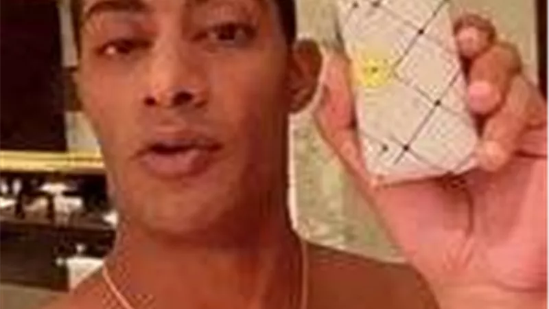 محمد رمضان يثير الجدل بصابونة من الذهب عيار 24
