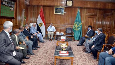 محافظ القليوبية يلتقي بفريق عمل وزارة المالية المكلف بميكنة منظومة العمل