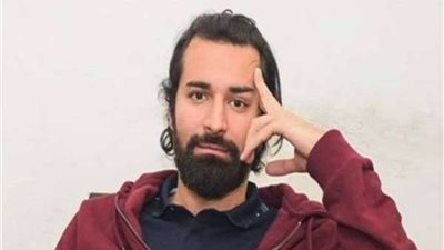 أحمد حاتم يروج لبوستر فيلم المطاريد