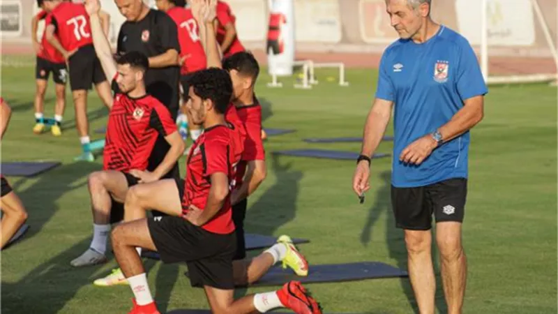 كولر يطمئن علي لاعبي الأهلي بودية أمام ‏فريق الشباب بالتتش