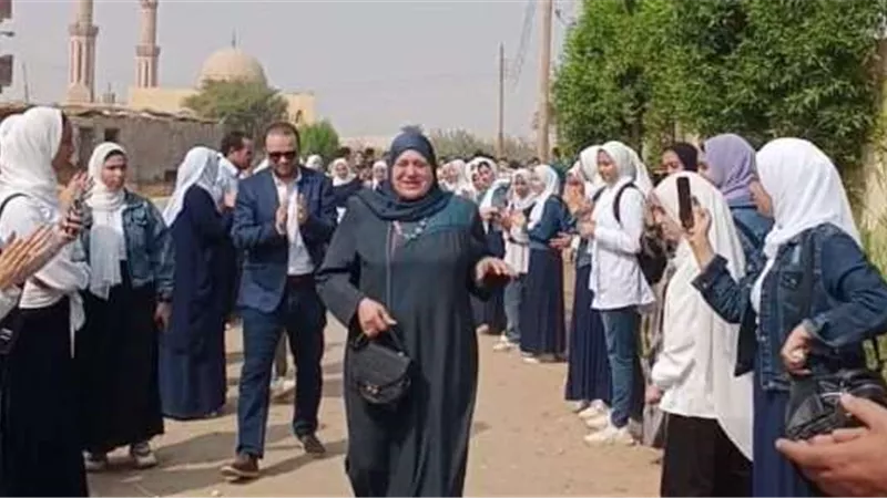 طلاب مدرسة ينظمون ممرا شرفيا بطول 500 متر تكريما لمديرة في بني سويف