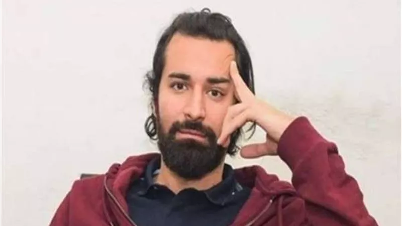 أحمد حاتم يروج لبوستر فيلم المطاريد