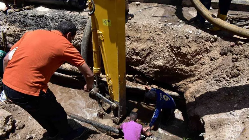 كسر مفاجئ لخط مياه 18 بوصة يؤدي لقطع المياه عن حي شرق مدينة سوهاج