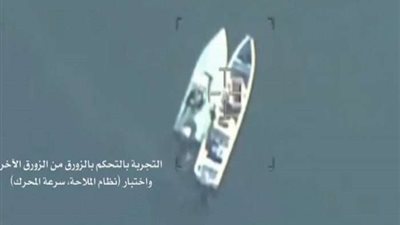 شاهد.. عناصر حوثية توضع المتفجرات على متن أحد الزوارق لتهديد الملاحة