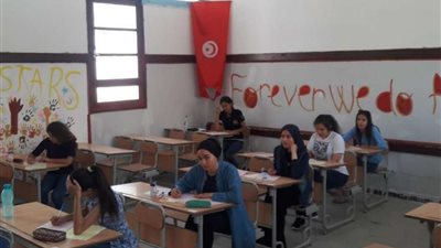 شاهد| على طريقة اللمبي.. طالب يغش بمكبر صوت