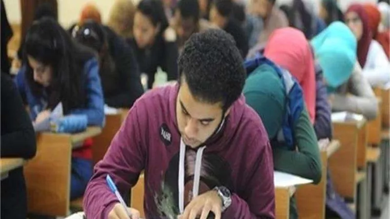 ضبط 3 أشخاص لقيامهم بالترويج لنشر أسئلة وإجابات امتحانات الثانوية العامة
