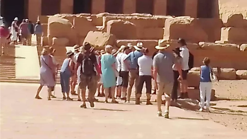 سوهاج تستقبل 150 سائح أجنبي لزيارة المناطق السياحية والأثرية