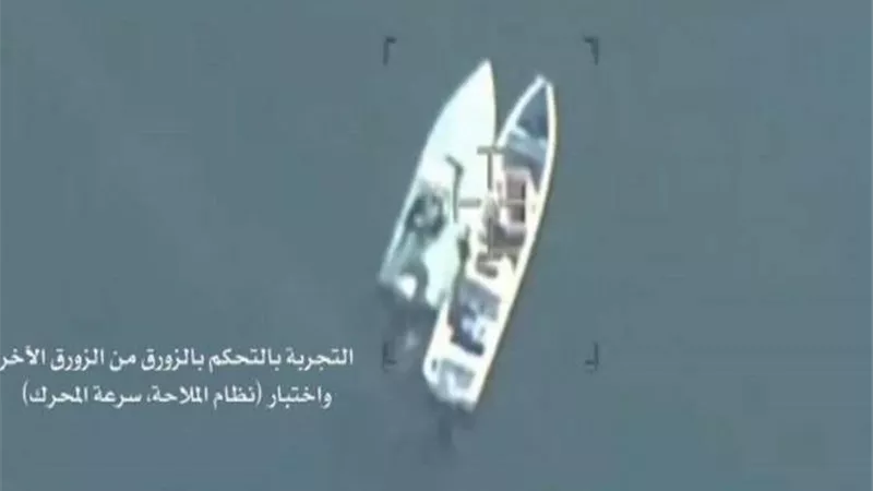 شاهد.. عناصر حوثية توضع المتفجرات على متن أحد الزوارق لتهديد الملاحة