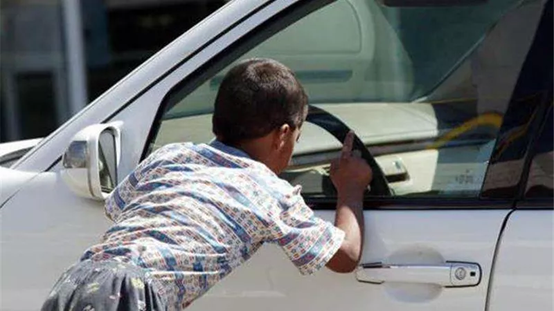 إيداع طفلة عذبتها والدتها لإجبارها على التسول أحد دور الرعاية